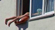 Slečna se opalovala nahá v okně, způsobila dopravní nehodu