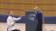 Romantika v Europarlamentu. Žádost o ruku sklidila obrovský potlesk