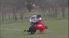 Fotbalista vyrazil protihráči čtyři zuby, hrozí mu až 3 roky vězení