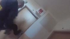 Policisté zachránili muže v poslední vteřině. Visel z balkonu jen za pásek u kalhot