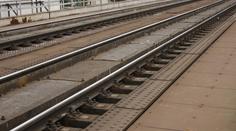 Vlak vláčel auto po kolejích 200 metrů. Smrt řidičky