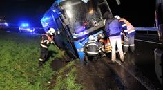 Autobus plný dětí sjel do příkopu, vyprostit ven je museli hasiči