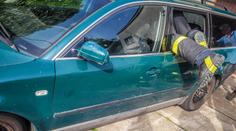 Boj o život. Muže uvěznilo vlastní auto, málem v něm zemřel