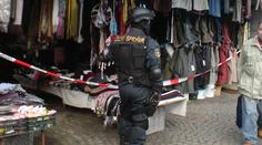 Trhovci zamykali stánky, policisté je otvírali silou