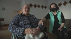 Stařenka svoje děti neviděla už 8 let. Každý Štědrý večer čeká, že ji navštíví