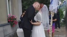 Během svatby zmizel ženich. Do pátrání se pustili svatebčané i policie s psovody