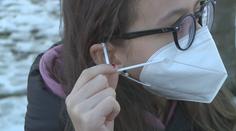 Nošení roušek a respirátorů může mít zdravotní následky, tvrdí studie
