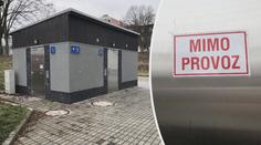 V Plzni na nádraží mají luxusní WC! Cestující ale musí močit do přírody