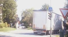 Na semaforu jasně svítila červená. Řidič kamionu i přesto nezastavil