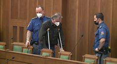 Rodinná oslava se zvrhla. Muž měl střílet ze samopalu, případ řeší soud