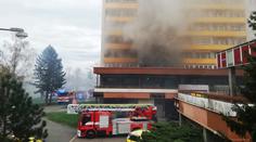 V Hradci Králové ve čtvrtek hořel byt, pět lidí odvezli do nemocnice