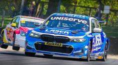 Děsivý karambol v závodech aut. Jezdec to v rychlosti napálil do tribuny