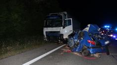 Řidič (†19) přejel do protisměru na rovině. Zemřel pod koly kamionu