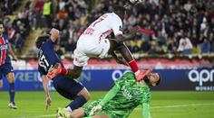 Hororový zákrok v zápase PSG. Brankář dostal kopačkou do tváře a musel střídat