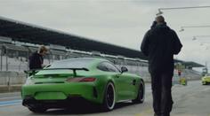 Narodil se v Pekle. Zeleném Pekle. A na mušku si bere 911 GT3 RS: