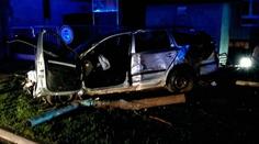 Auto narazilo do lampy, zdi, přípojky plynu a pak zabilo ženu