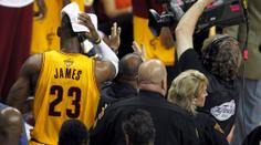 LeBron se srazil s kamerou. S tržnou ránou na hlavě nestačil
