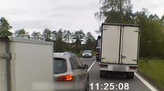 Pirát předjížděl v nebezpečném úseku, ohrozil školní autobus