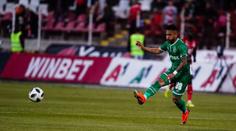 Střelec vášnivě oslavoval gól s přítelkyní, nestihl se vrátit do obrany