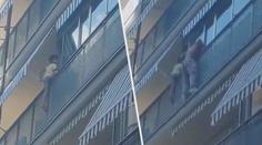 VIDEO: Zedník hrdina. Zachránil chlapce, který bezmocně vrávoral na balkónu