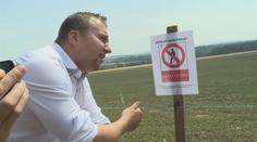 'Nebrní!': Ministr zkoušel ohradník proti šíření moru, nestalo se nic
