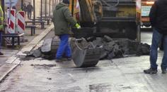 V Praze prasklo potrubí: Uzavřeli ulici, nemocnice se ocitla bez vody