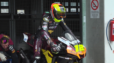 Divoký závod Moto2. Po drsných pádech skončil předčasně, Salač dojel desátý