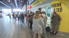 V Praze budou mít za očkování mobily, v regionech na vakcínu čekají