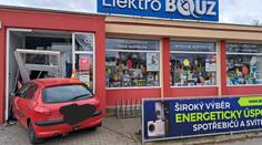 Řidiči v Třeboni mělo za volantem selhat srdce. S autem skončil v prodejně elektra