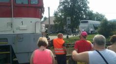 Autobus se 70 lidmi uvízl na přejezdu. Stačil prorazit závory