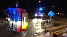 NOČNÍ PRAHA ve znamení nehod! Taxík skončil na boku, mladík s osobákem na střeše