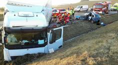 Řidička nepřežila čelní srážku s kamionem, vážně se zranily i děti