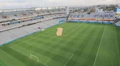 Poslední tři dny do startu MS žen. Parašutista přistál na stadionu a užíval si Haku
