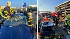 V Mladé Boleslavi se srazila dvě auta. Zaklíněný řidič na místě zemřel