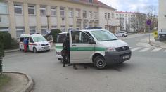 Vloupali se na lékařský pokoj a okradli lékaře. Policie pátrá po dvou mužích