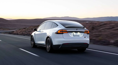 Muž si stěžuje: Moje Tesla byla zničena při nehodě. Teď v ní ale někdo na Ukrajině poslouchá moje písničky!