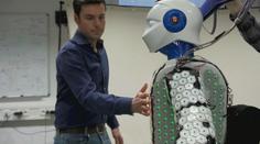 VIDEO: Umělá kůže pro roboty: Průlom v bezpečnosti a kontaktu s lidmi