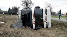 Na Sokolovsku se srazil autobus s autem, řidiče museli vystříhávat