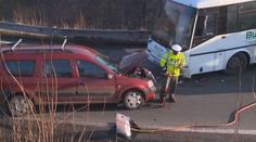Řidič proti slunci neviděl autobus a napálil to do něj. 5 zraněných!