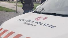 Cizinec přepadl postiženého muže. V centru Pardubic ho měl zbít a okrást