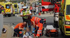 Vážná nehoda v Plzni: Motorkář srazil dívku, pak sám boural