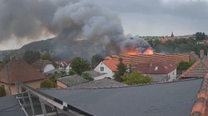 Hořel sklad kartonů a výrobna pyrotechniky. Místní se lekli, že je válka