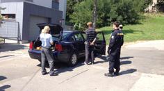 Muž pod vlivem drog nejprve málem srazil na přechodě ženu, poté ujížděl policistům!