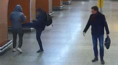 VIDEO: Agresivní muž urážel a napadal cestující v metru. Policie hledá svědky