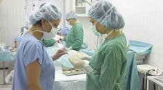 Tereza Kostková asistovala na oddělení plastické chirurgie