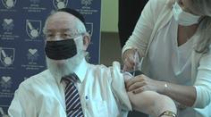 Ve světě se začalo očkovat proti covidu. Státy přesto zpřísňují opatření