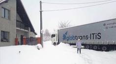VIDEO: Rodinu před domem čekalo překvapení. Na zahradě jí uvízl kamion