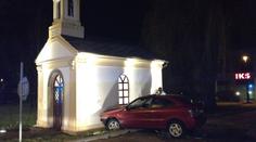Řidiči kolovaly v krvi dvě promile. Zaparkoval v kapli