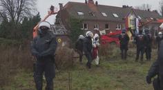 Německým policistům se podařilo vyhnat všechny aktivisty. Protesty pokračují