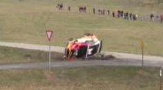 VIDEO: Co si poví posádka rallyového vozu po letu přes střechu?